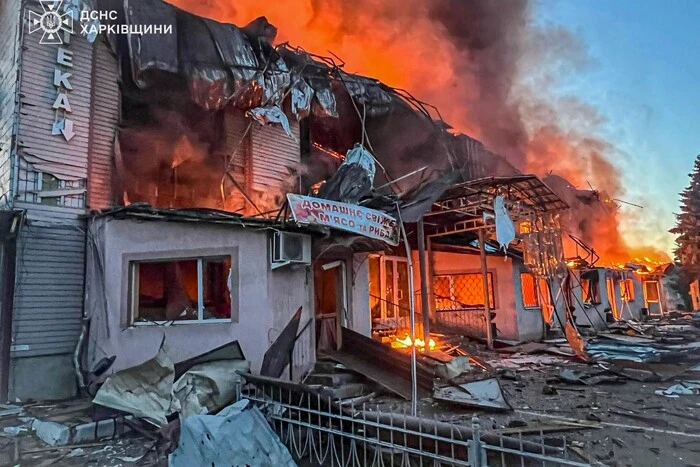 Russische Truppen haben das Dorf in der Region Charkiw massiv angegriffen: Es gibt Verletzte, Geschäfte sind verbrannt