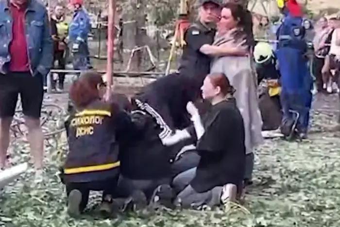 Unter den Trümmern in Kiew wurde der Körper eines Mannes gefunden: Die Eltern hofften, dass er noch lebt (Video)