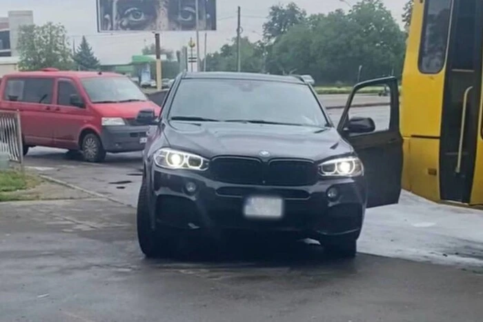В Умані п'яний чоловік на BMW врізався в автобус 