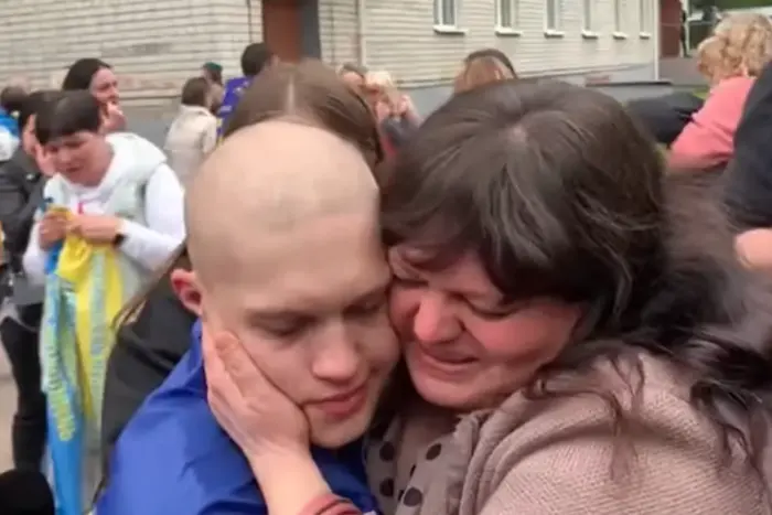 Ojej, to niesamowite! Wzruszające ujęcia spotkania żołnierza z rodzicami po niewoli