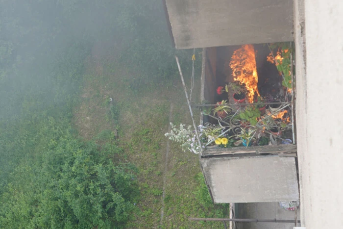 W Użhorodzie kobieta wyrzuciła palący koc sąsiadom na balkon