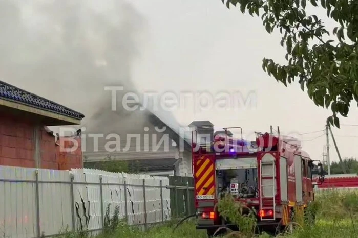 В Ужгороде дом загорелся после удара молнии (видео)
