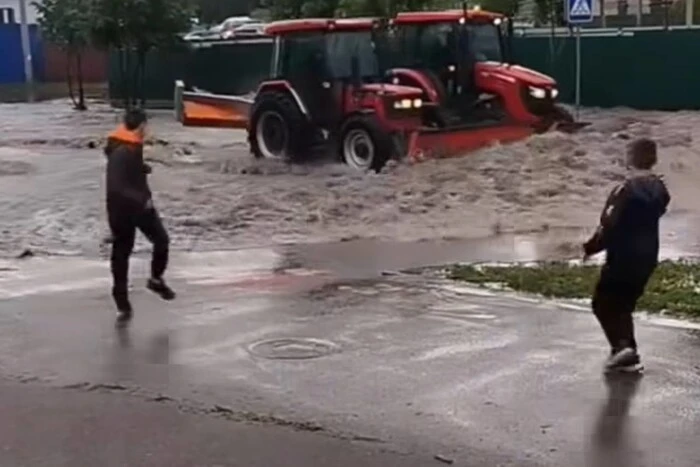W Poltawie ciągniki odśnieżające walczyły z deszczem