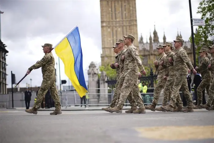 Ukrainische Soldaten erhielten Applaus bei der Parade zum Tag des Sieges in London