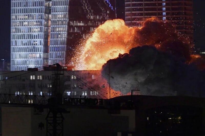 Iran attacked Israel with hundreds of ballistic missiles, 7 hits in Tel Aviv reported.