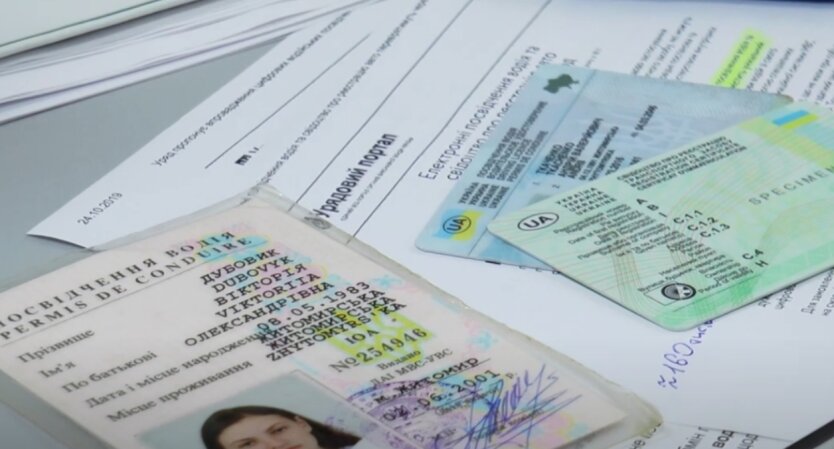 Am Steuer ist es nicht erlaubt: Fahrer müssen ihren Führerschein neu ablegen