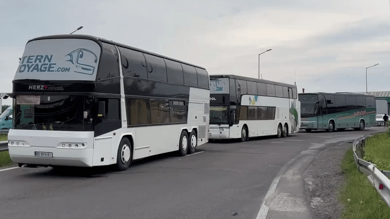 На одному з КПП на кордоні обмежать пропуск автобусів — причини