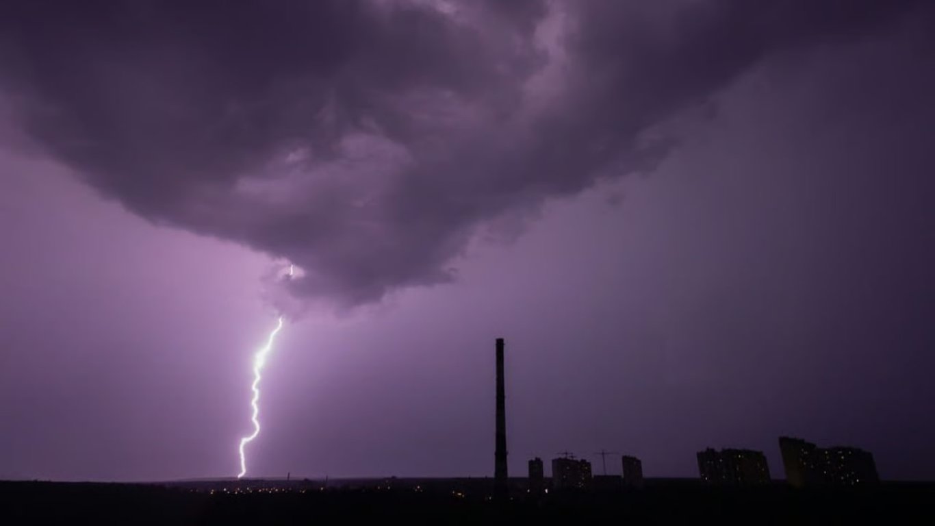 Do Ukrainy nadchodzą burze i ulewne deszcze - gdzie spodziewać się opadów jutro