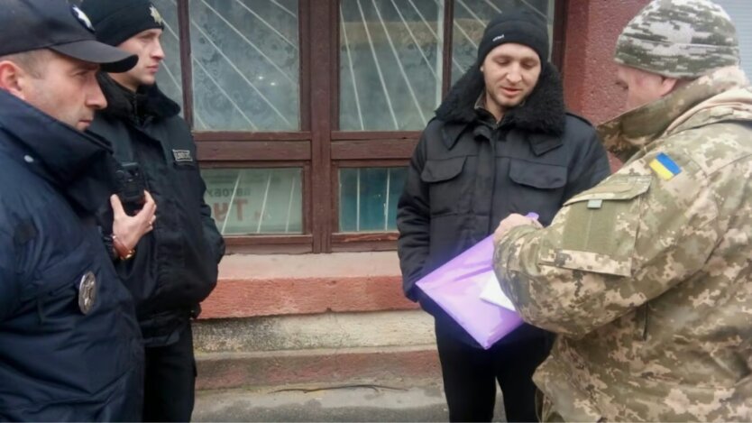 Людина читає закон в очках
