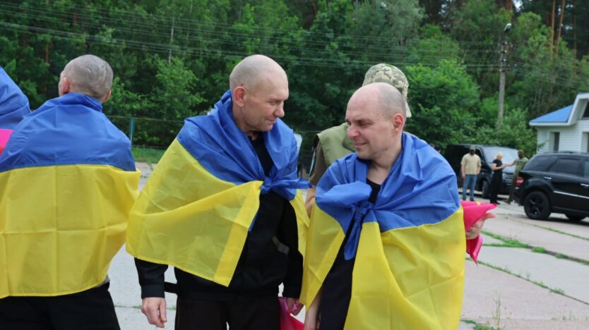 Черговий обмін полоненими: додому повернулися захисники Маріуполя та цивільні